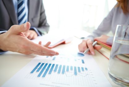 Gestores trabalhando na auditoria de qualidade