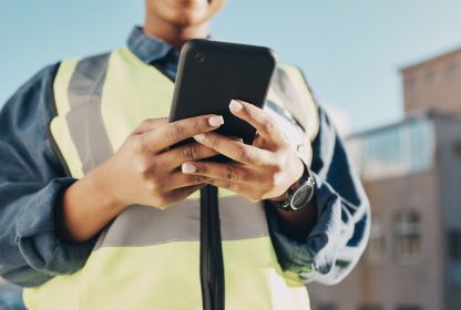 Inspetor usando o celular