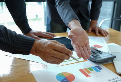 Duas pessoas calculando ROI