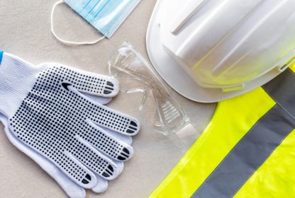 Vista superior capacete de construção de segurança e máscara médica