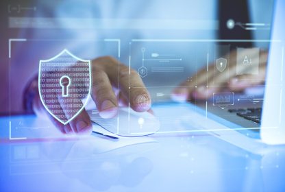 Homem de negócios usando seu laptop, na frente disso, vemos uma interface que representa a compilação de dados.