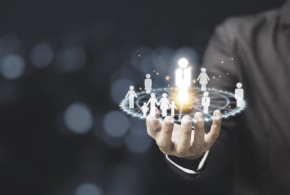 executivo com fazendo o controle das atividades na palma da mão