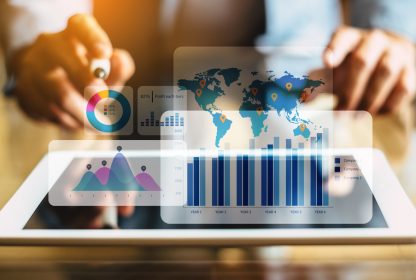 Digitalização de documentos: homem observa dados em realidade aumentada.