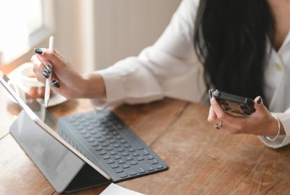 pessoa acessando formulários digitais