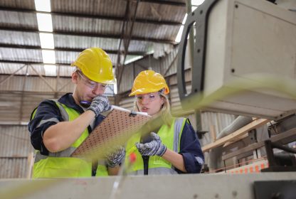 Duas pessoas trabalhando com segurança do trabalho