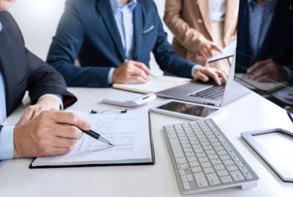 Gestão de equipe: companheiros de trabalho discutem dados.