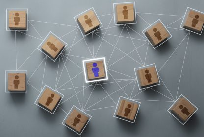 Homem hora: imagem com cubos com desenhos em formato de pessoas desenhadas,