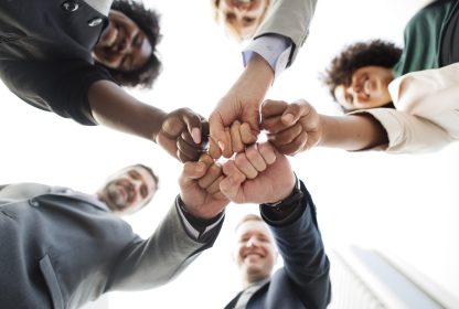 Indicadores de desempenho: pessoas felizes encostando as mãos