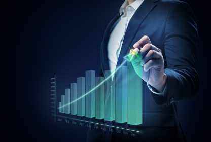 Indicadores de qualidade: homem desenhando uma seta crescente em um gráfico holográfico.