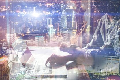 Homem jovem de negócios tendo varias ideias, implamtando o Omnichannel em sua empresa