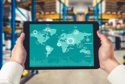 Homem de negócios consultando seu tablet com pontos de controle em diversos lugares do mundo graças a localização em tempo real.