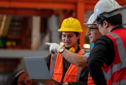 Três pessoas seguram um tablet, fazendo a manutenção preventiva do espaço.