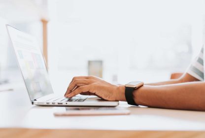 Imagem de um homem trabalhando no seu notebook