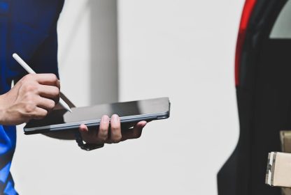 Lista de verificação do entregador no tablet digital.