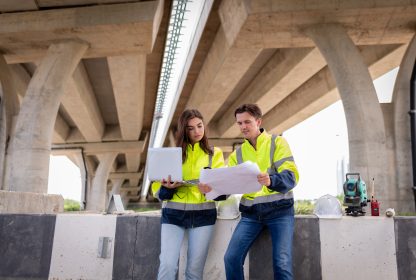 Duas pessoas segurando papéis