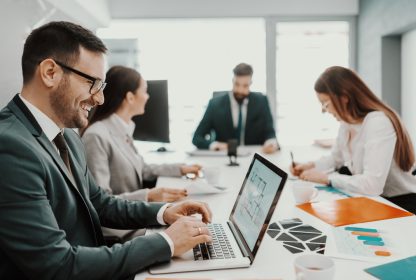 Produtividade no trabalho: colaboradores em sala de reunião.