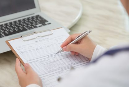 executivo realizando o registro de atividades no relatório