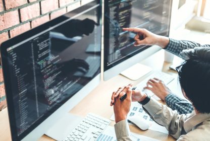 Relatório de obra: colaboradores usam software para realizar tarefa.