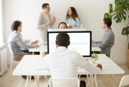 Sistema de monitoramento: colaboradores reunidos em sala de reunião.