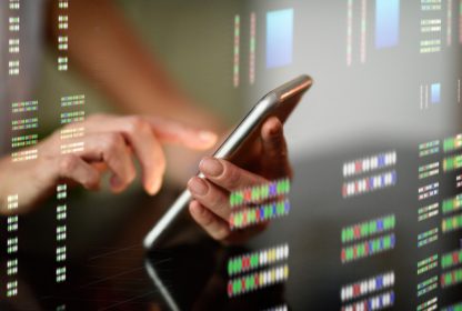 Mão de uma mulher usando o celular epara acessar o Smart Data